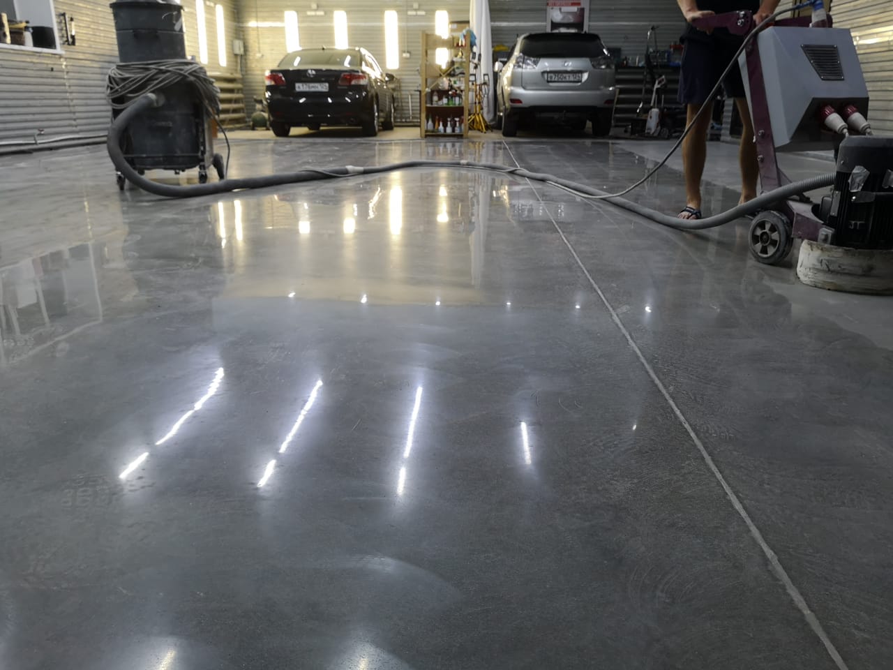 Реставрационная шлифовка старого замасленного бетона на СТО и подготовка под химстойкое эпоксидное покрытие в Бресте